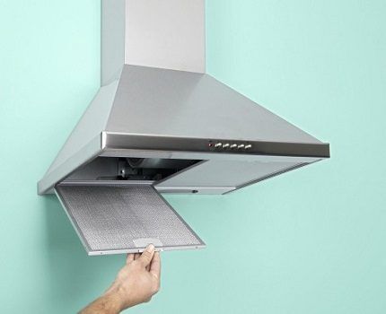 Вытяжки для кухни с отводом в вентиляцию: принцип работы, схемы и правила монтажа