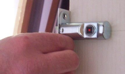 Как самостоятельно установить в межкомнатную дверь защелку: пошаговый инструктаж с фото