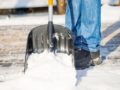 Лучшие лопаты для уборки снега: обзор бюджетных и дорогих моделей
